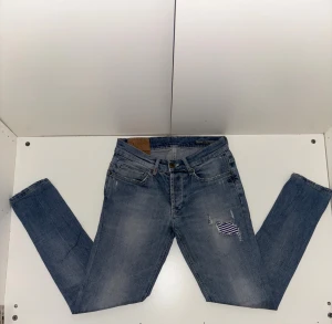 Dondup George  - Säljer nu dessa lite schystare dondup jeans. Storlek W31 med slitningar på vänster benet. 