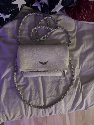 vit väska Zadig liknande - säljer en vit zadig liknande väska då den ej kommer till användning längre.💕 super fin väska inga defekter osv hör av er om ni är intresserade!🥰