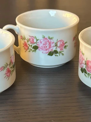 Koppar med rosmotiv - Set med koppar, dekorerade med rosor.