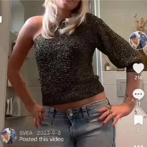 Perfekta nyårstoppen💕❤️ - Säljer en glittrig svart och guld topp från Mango med en ärm och snygg one shoulder-design. Toppen är croppad och har en stickad känsla med metallictrådar som ger extra bling. Perfekt för dig som vill sticka ut med en cool och trendig look. Använd gärna köp nu❤️