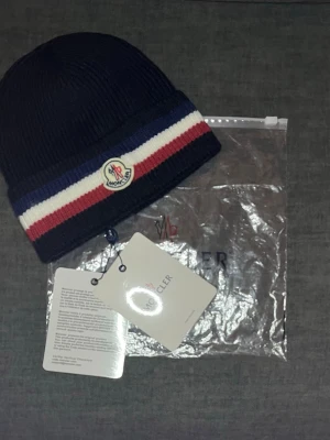 Moncler mössa - Helt ny Mocler möss. Allt på bilden ingår.