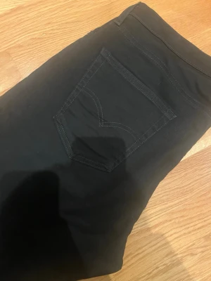 Svarta jeans från Levis - Svarta 512 Jens får levis. Herr fint skick 