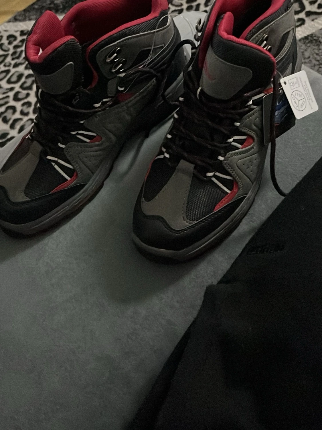 Svarta och röda boots med grov sula