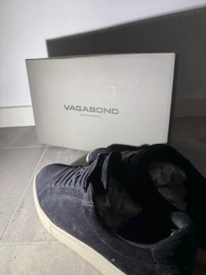 Svarta mockasneakers från Vagabond - Svarta feta vagabond stil rent nu t vintern lätt att styla plus väldigt sköna vid minsta lilla tveka ej hör av er 😉 passar 41 och 42 men dock lite slitet i hälen av insidan men ingen tänker på de plus de syns ej för där har du foten 