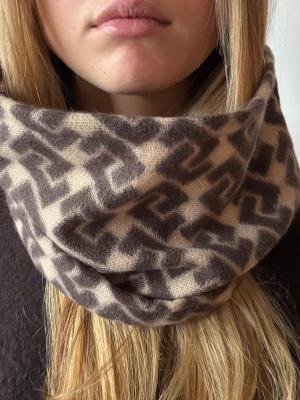 Beige och brun halsvärmare/buff - 008