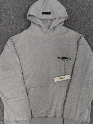 grå essentials hoodie  - helt nytt, för mer info skriv t mig. fraktar inom 24 timmar.