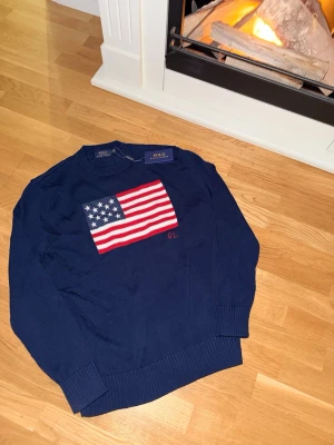Ralph lauren flag sweatshirt - Säljer nu denna sprillans nya ralph lauren tröjan med USA flaggan på. Strl M och sitter tts. Har även en vit i min profil. Bara att skriva ett DM vid intresse/frågor!
