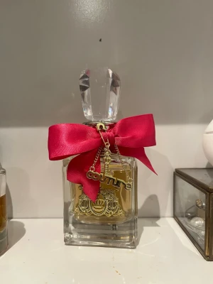 Juicy Couture parfym Viva La Juicy - Viva La Juicy parfym från Juicy Couture. 50 ML. Nypris på kicks 899kr. Kom med prisförslag!