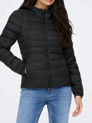 Svart pufferjacka från ONLY, M (Sönder inåt i jackan vid fickan!) - (Använd och lite sönder inåt i vid fickan!) Svart pufferjacka från ONLY i storlek M.  Fin svart jacka från märket Only i storlek M. Jackan är i bra skick men har ett litet sönder inåt i ena vid fickan. Söndret är inte stort och går att fixa, så det påverkar inte användningen av jackan