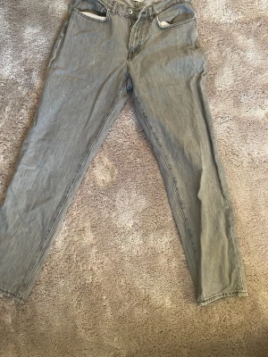 Grå tapered jeans från Vailent W31 L32 - Säljer ett par grå jeans från Vailent i modellen tapered. De har klassisk femficksdesign, dragkedja och knapp framtill. Jeansen är tillverkade i jeansmaterial och har en snygg, smalare passform nedtill. Perfekt för dig som gillar stilrena och enkla jeans.