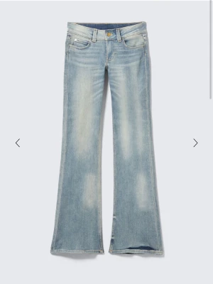 Nya Cheap Monday ljusblå jeans - Säljer ett par helt oanvända (prislapp kvar) jeans från weekday cheap Monday i storlek 25/30. Modellen heter ”BOOTY BEI LOW WAIST SKINNY BOOTCUT JEANS” jag råkade köpa fel storlek med älskar dem annars. Pris kan diskuteras 