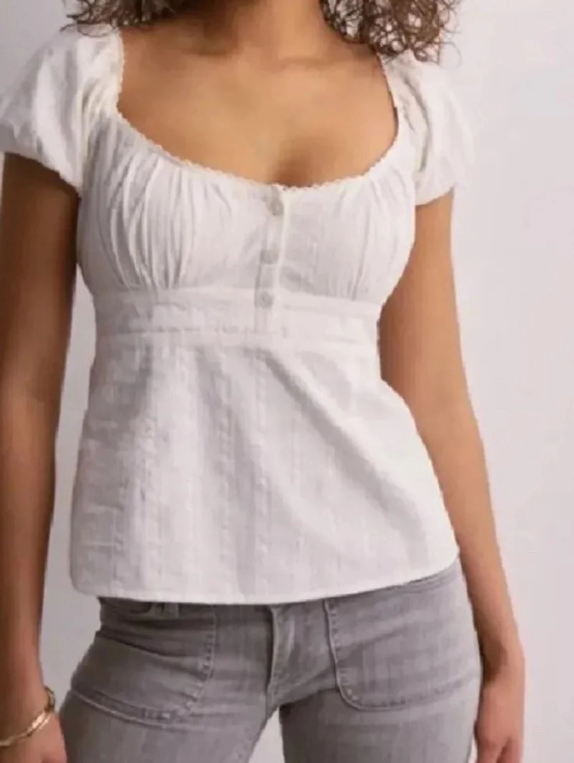 Vit blus med puffärm och knappar