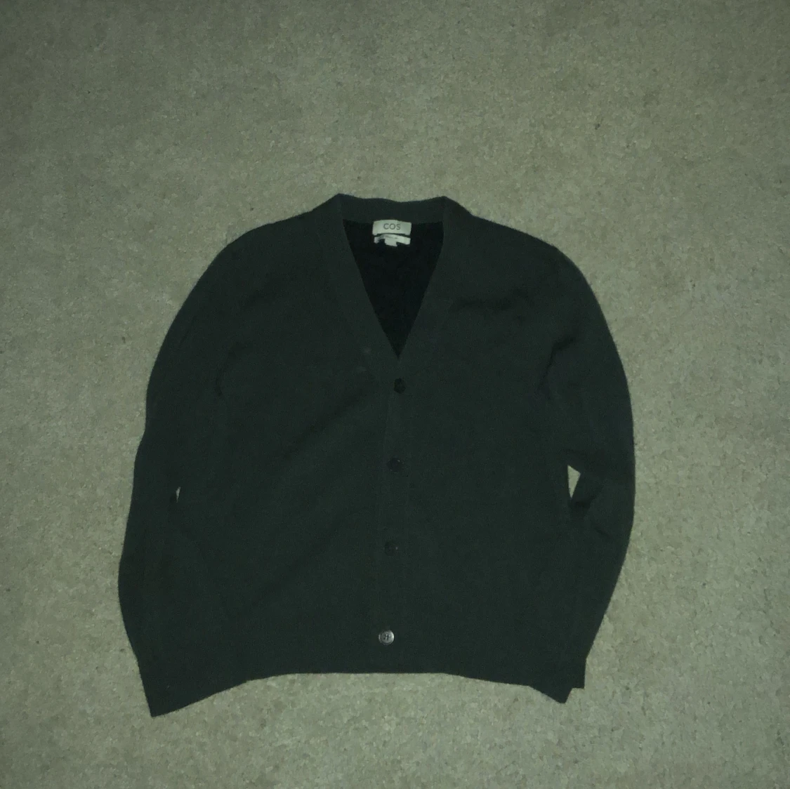 Svart kofta från COS med knappar