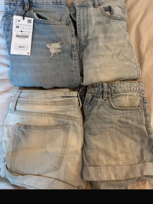 Jeanspaket - Säljer två par jeans samt två par shorts i nyskick. shortsen är lågmidjade och väldigt trendiga, jeansen har några designade hål. de är knappt använda och ett par har prislappen kvar. inget av de säljs separat
