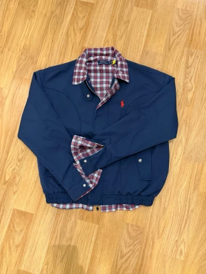Ralph Lauren Jacka  - Snygg Jacka från Ralph Lauren, en unik och fin jacka 🤩Helt ny - aldrig använt - 10/10 skick - Navy blue 