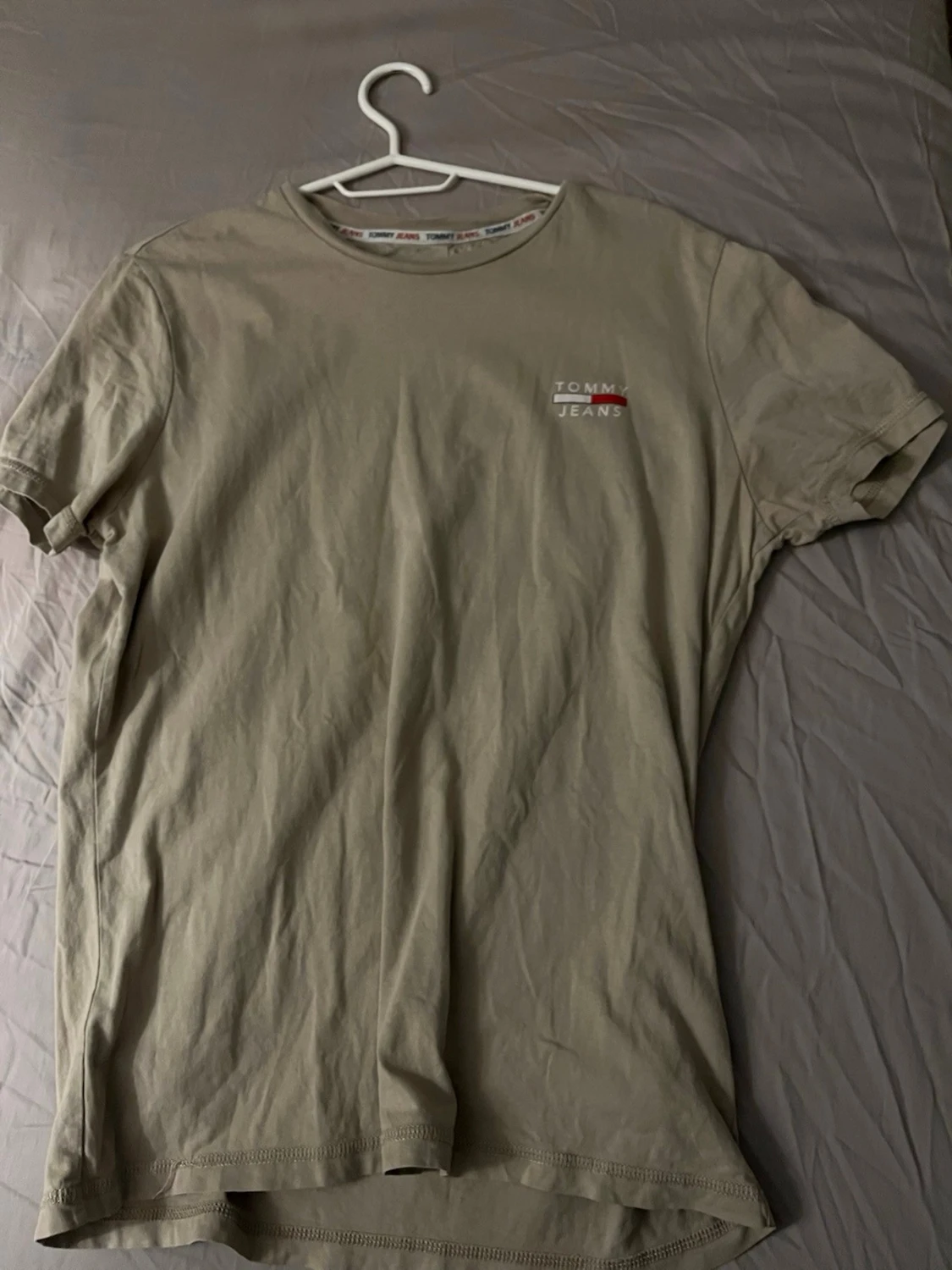 Beige t-shirt från Tommy Jeans
