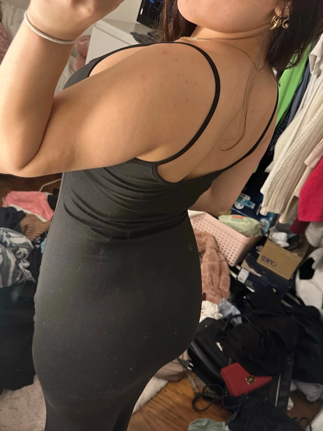 Svart långklänning med smala axelband - 1