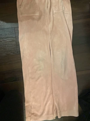 Beiga manchesterbyxor med fickor - Säljer ett par ros mjukisbyxor från Juicy. Har några små fläckar som inte går bort men som knappt syns