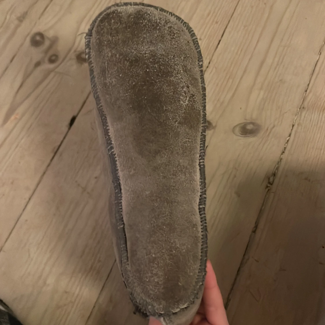 Grå mockatofflor med riktigt fårull och fårskinn  - 3