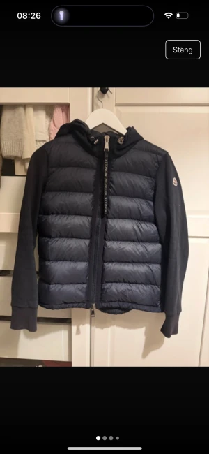 Mörkblå Moncler pufferjacka med huva xs/s - Snygg mörkblå pufferjacka från Moncler med quiltad front, mjuka ärmar och huva. Jackan har dragkedja framtill och Moncler-logga på ärmen. Perfekt för kyliga dagar och ger en clean streetstyle-look.