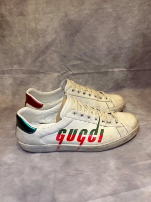 Gucci skor  - Hej, säljer mina Gucci skor med texten ”GUCCI” på sidan. Size 44 - Skicket är 7/10 (går att tvätta enkelt för att få de vitare) - Retail pris: 7899SEK - mitt pris 1900SEK 