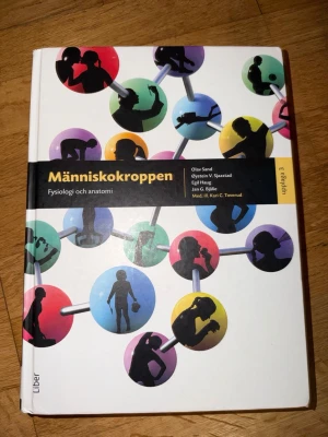 Människokroppen: Fysiologi och anatomi - Upplaga 3. Utforska människokroppens fascinerande värld! Den här boken ger dig en tydlig och modern översikt av fysiologi och anatomi, perfekt för dig som vill förstå hur kroppen fungerar. Passar både studier och allmän kunskap.