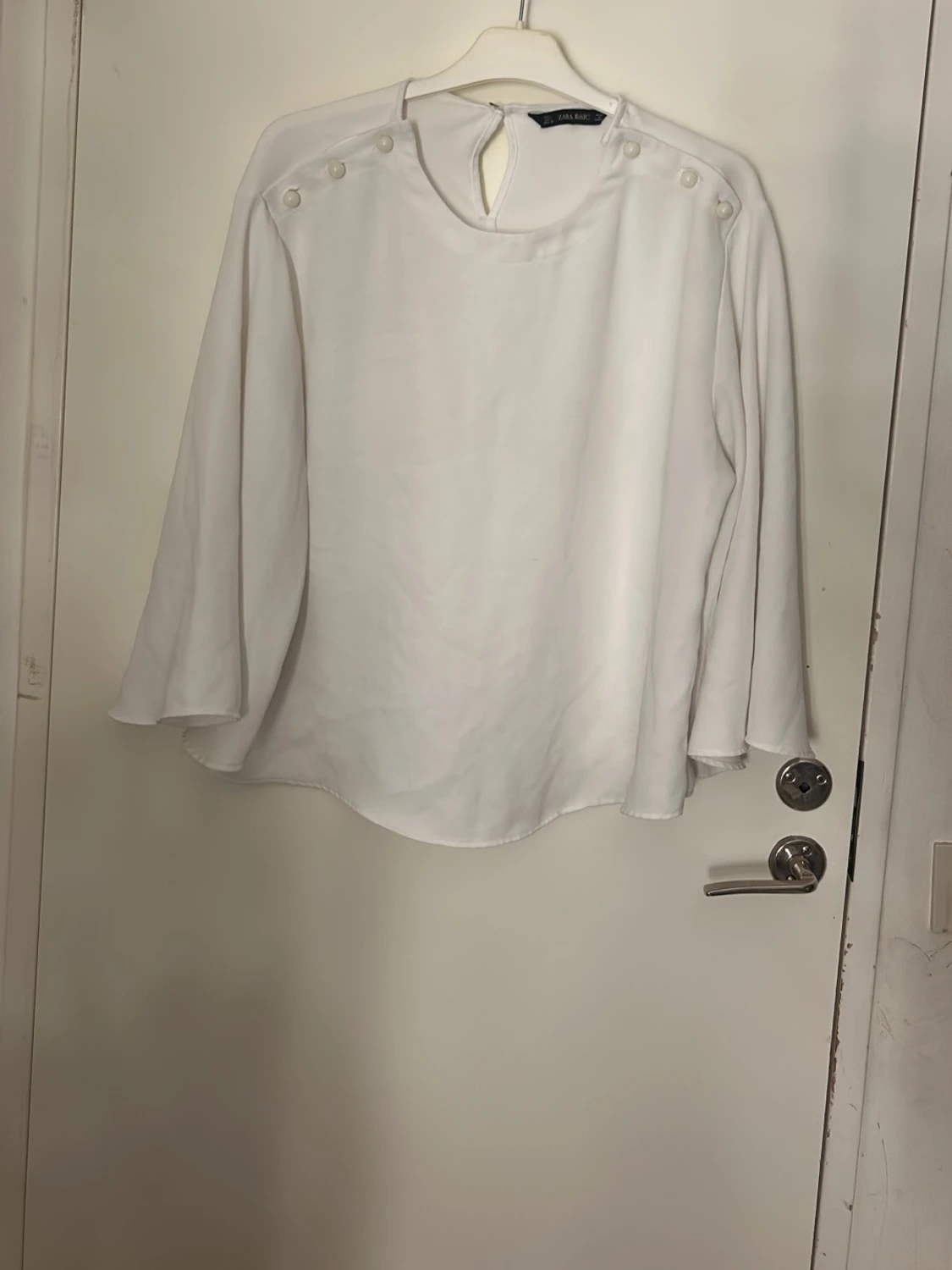 Vit långärmad blus med detalj  - 1