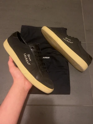 Saint Laurent skor - Säljer ett par Saint Laurent skor i Fint skick Skick: 8,7/10🧮  Inkluderat: Dustbag ingår!♦️  Pris: 2999kr ej hugget i sten🎗️  Storlek: 42♣️  Snabbaffär = priset sänks-SERIÖSA BUD🔓 OBS‼️ 