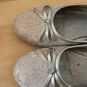  spetsballerinaskor med rosett - Snygga ballerinaskor från DinSko i beige/guld med spetsdetaljer och en söt rosett framtill. Storlek 40💕