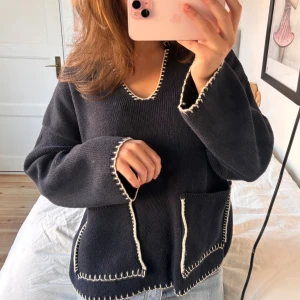 Stickad tröja  - Snygg!! Stor i storleken, jag har M som referens 