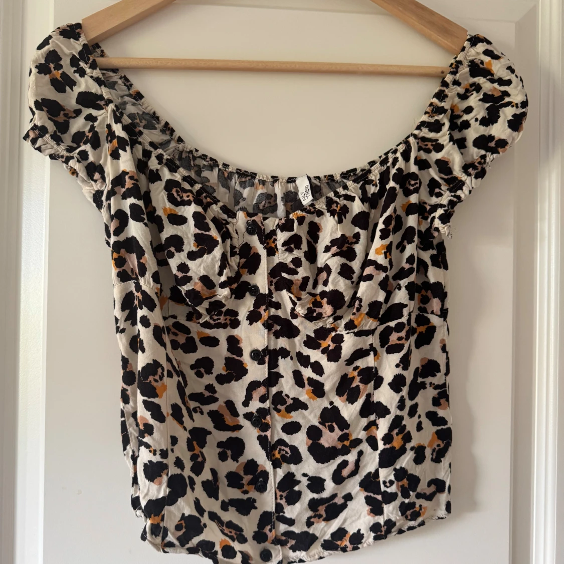 Leopardmönstrad blus från NLY Trend - 1