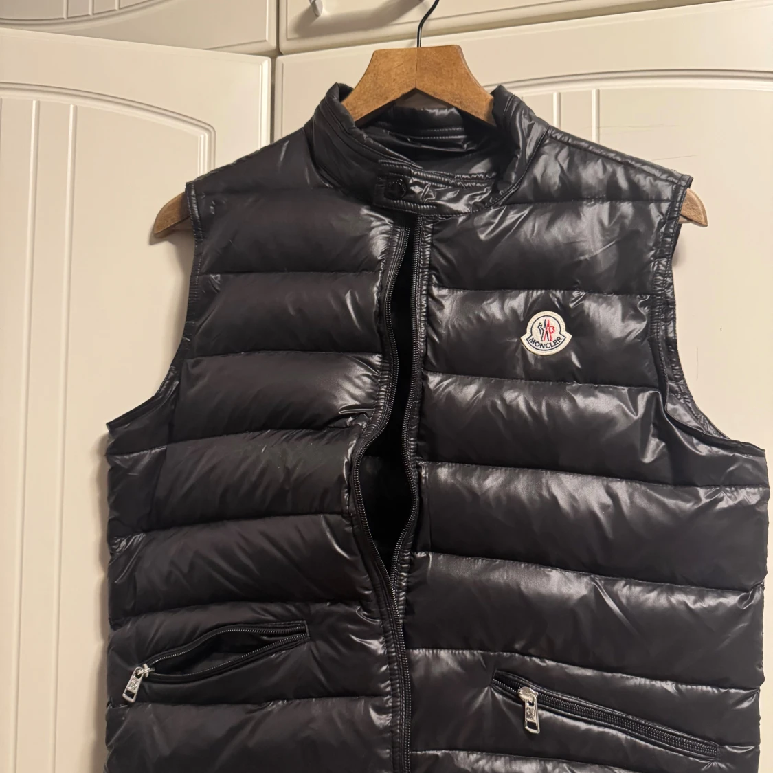 Svart dunväst från Moncler