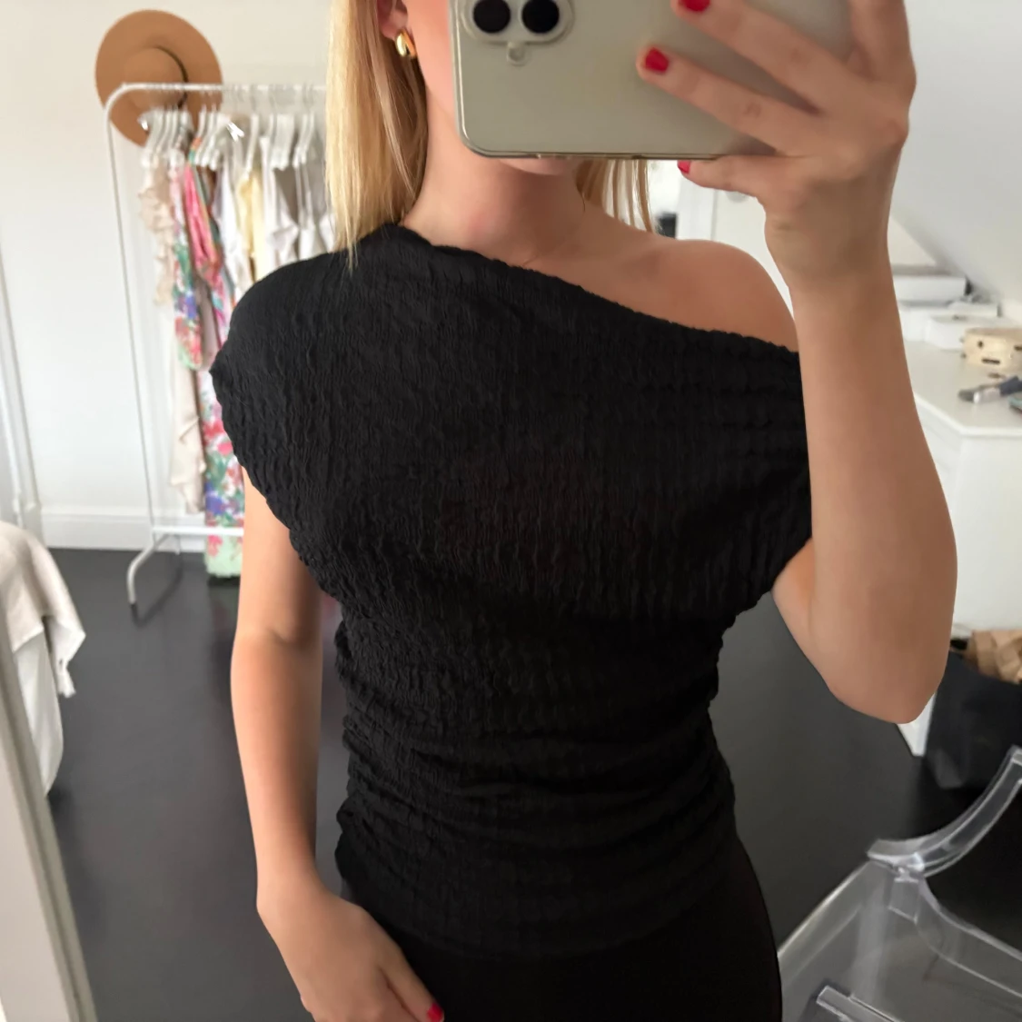 Svart oneshoulder topp