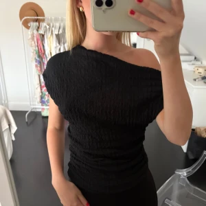 Svart oneshoulder topp - Super snygg svart oneshoulder topp från Zara❤️