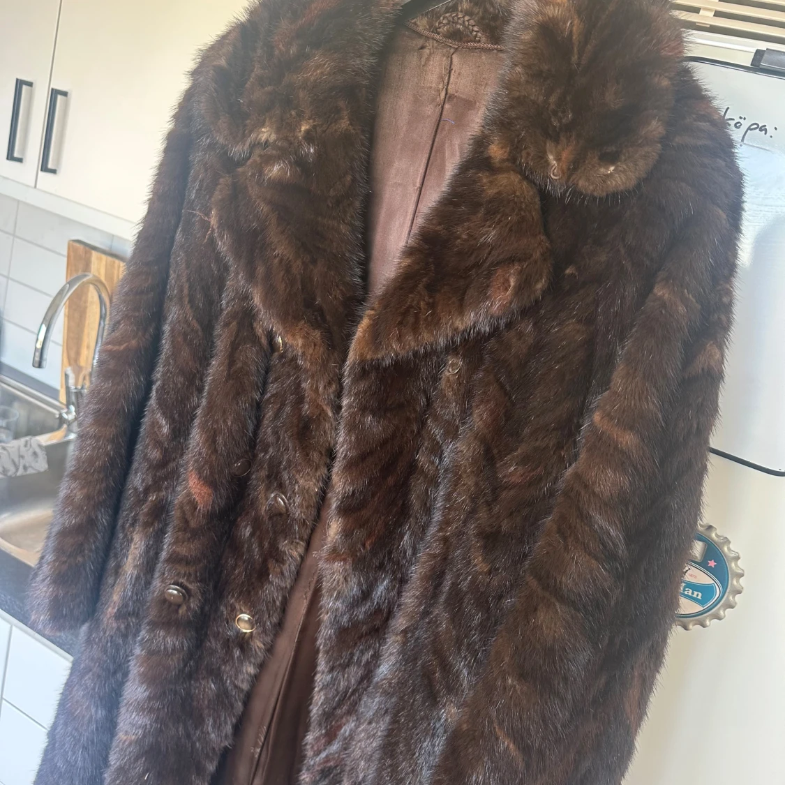Mörkbrun pälsjacka med bred krage - 2
