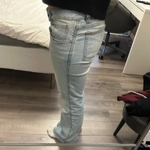 Blåa lågmidjade jeans - Säljer ett par ljusblåa lågmidjade jeans från Lager 157 som har blivit för stora. Jeansen har bara använts några enstaka gånger och är precis som nya. Köpta för 400kr.