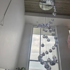Modern LED Spiral Taklampa - Imponerande spiralformad LED-taklampa med flera hängande kromade glaskulor. Ger ett exklusivt och modernt intryck, perfekt för högt i tak. Lampan är i mycket gott skick utan synligt slitage eller defekter. Skapar vacker ljusreflektion och passar utmärkt i vardagsrum eller entré.