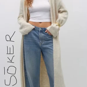 Söker Gina Tricot lång beige kofta med vida ärmar  - Söker Gina tricot lång beige kofta med vida ärmar, spelar ingen roll vad för storlek från xs till L, hör gärna av, tack på förhand.