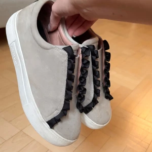 Gråa sneakers med svarta detaljer - Supersnygga skor som tyvärr är förstora! Använd fåtal gånger, men är lite smutsiga. Får dock lätt att bara borsta av! Strl 37