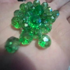 Grönt pärlarmband med glittriga pärlor - Glas pärlor 8 mm 25 st .