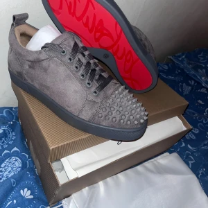 Helt nya Christian Louboutin skor!  - Grå sneakers från Christian Louboutin, oanvända kommer med box och dough bag medföljer.