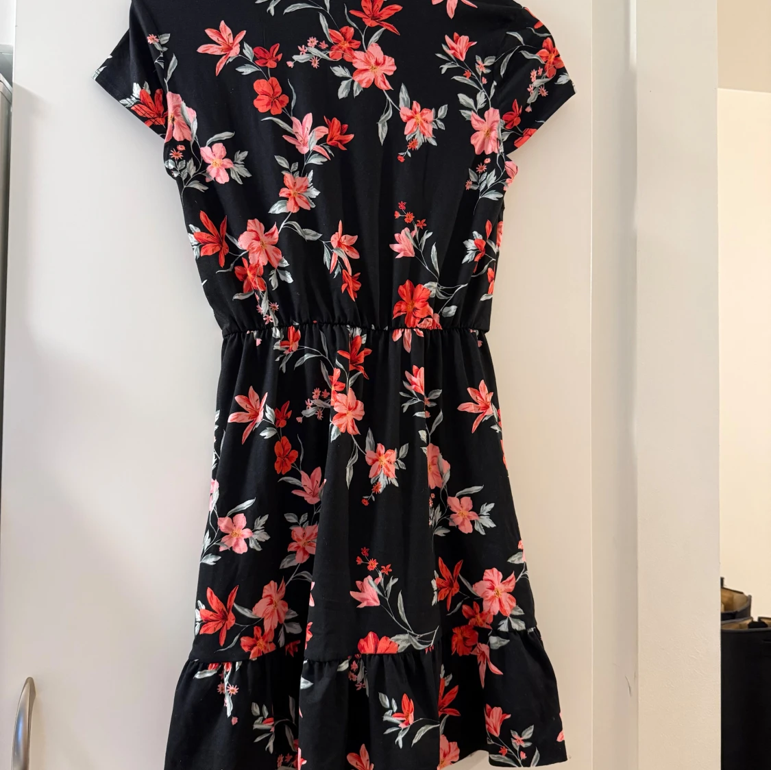 Svart blommig kortklänning H&M - 4