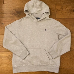 Ralph Lauren hoodie  - Mycket fint skick utan defekter.  Storlek XL, barn men sitter bra på mig som är 182, så skulle säga mer som en vanlig storlek S. Kom gärna med prisförslag eller andra frågor!