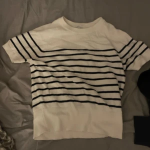 Vit och marinblå randig croppad topp - Säljer en fräsch croppad topp med vita och marinblå horisontella ränder. Toppen har korta ärmar och är perfekt för dig som gillar en enkel men snygg stil. Passar till jeans eller kjol och är lätt att matcha med andra plagg.