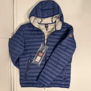 Blå Colmar jacka - HELT NYTT SKICK | Storlek 52/passar M| Nypris: 3600kr | Hör av dig vid frågor eller funderingar!