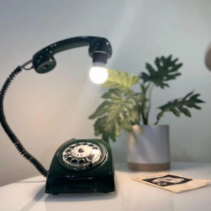 Retro telefonlampa av Dialog bordstelefon - Unik lampa tillverkad av en klassisk grön Dialog bordstelefon med fingerskiva. Perfekt som inredningsdetalj för retroälskare. 