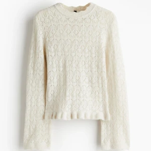 Stickad tröja - Superfin beige stickad tröja från HM med spetsmönster och ribbad kant vid hals och ärmslut. Tröjan har långärmad passform och mjukt stickad. Helt ny aldrig använd, prislapp kvar. 