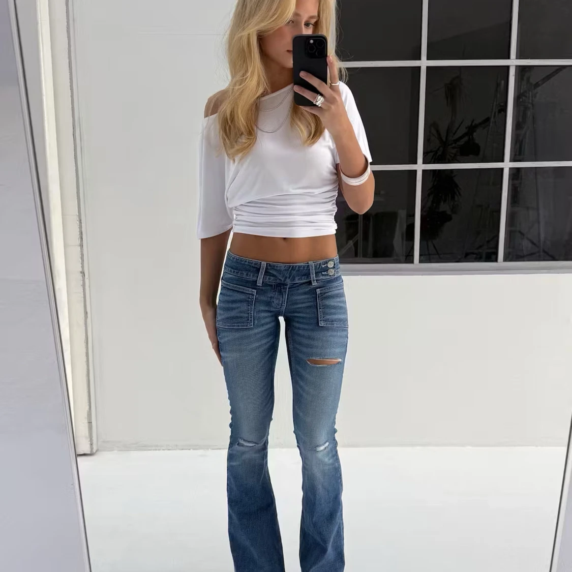 Blå bootcut jeans med slitning