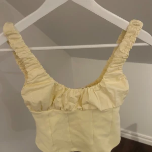 Gul topp  - Jättefin ljusgul topp från Zara med breda, rynkade axelband. Toppen är croppad. Kommer tyvärr inte till användning och är aldrig använd heller