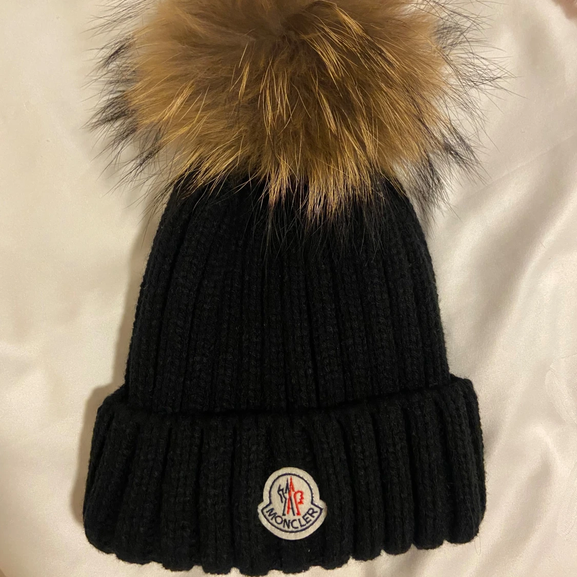 Svart Moncler mössa med pälsboll